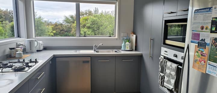 Master Bedroom - Room With Ensuite And Views - Tairua