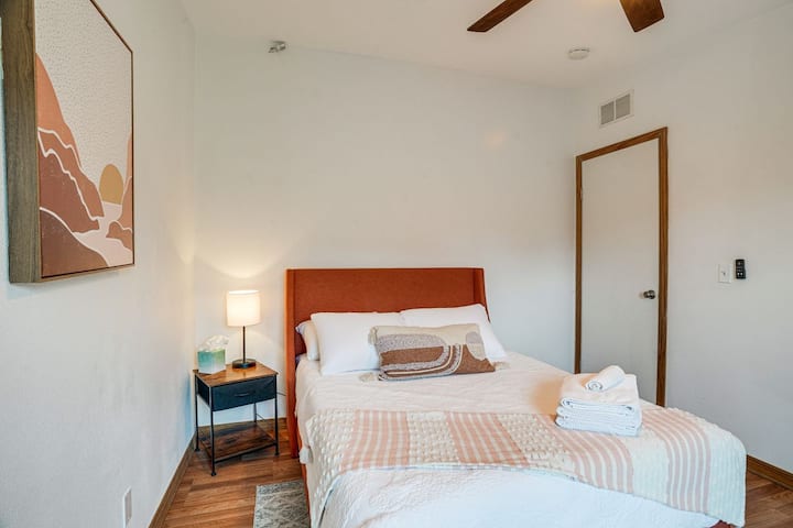 Dormitorio 3/cama completa/ventilador de techo/ sábanas incluidas