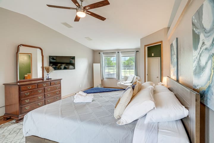 Dormitorio principal con dos baños completos