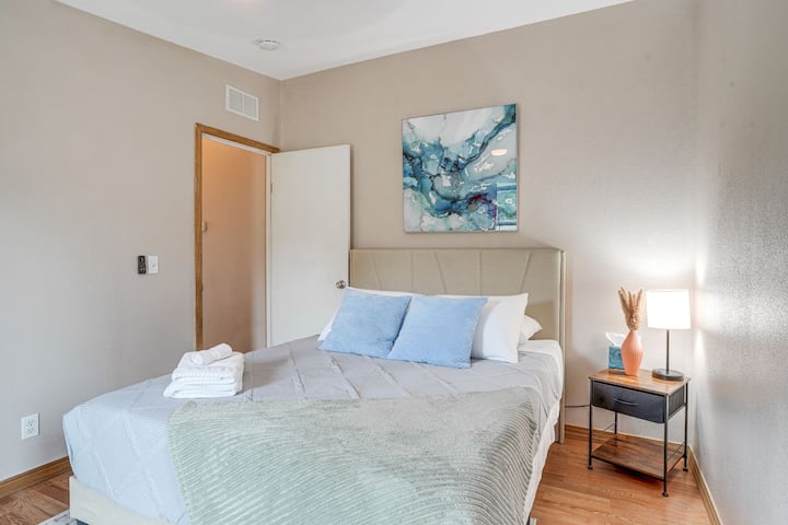 Dormitorio 2/cama tamaño queen/ sábanas incluidas