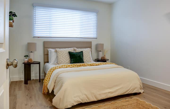 Მყუდრო ორადგილიანი საძინებელი ორი საწოლისპირა მაგიდით და დიდი ფანჯრით