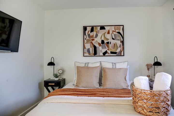 Მყუდრო ორადგილიანი საძინებელი სმარტ-ტელევიზორით