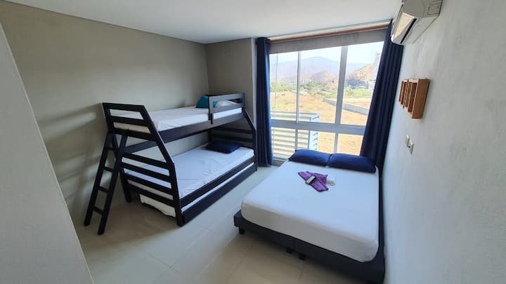 Chambre secondaire. (Lit double et cabine 3 niveaux : supérieure taille simple, intermédiaire taille semi double et inférieure taille simple)