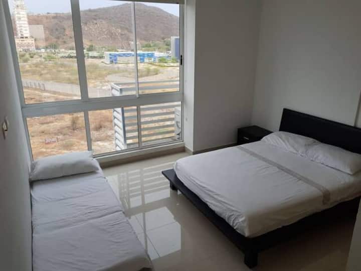 Chambre secondaire. (Lit queen et lit simple)