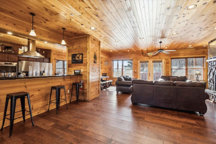 9br Gatlinburg Cabin | Views + Theater | Sleeps 28 - Gatlinburg, TN