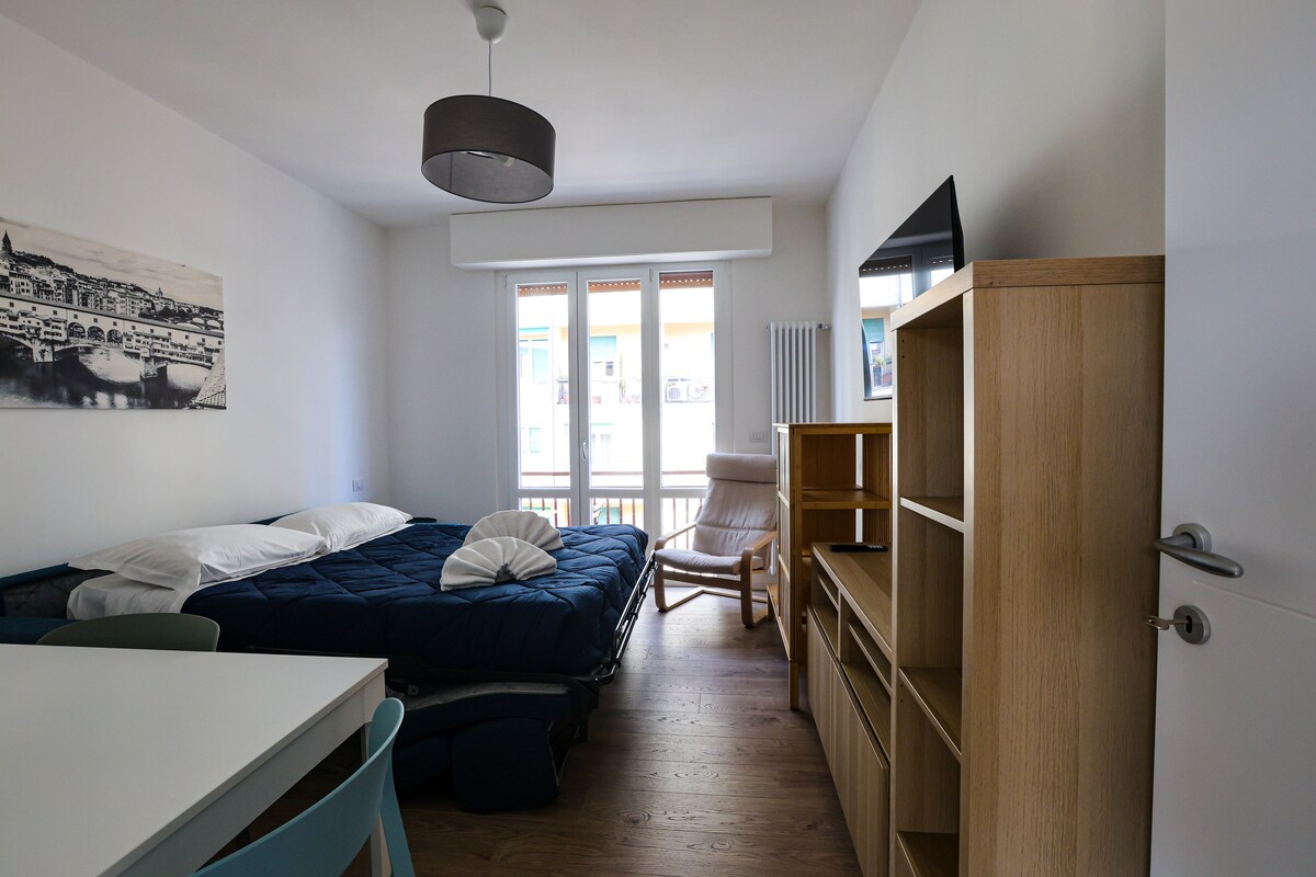 เตียงโซฟาขนาดควีนไซส์ 160x200 ซม.
โซฟาเบดจะพร้อมผ้าปูที่นอนและหมอนเสมอ (ในภาชนะที่เหมาะสมภายในโซฟา) โซฟาเปิดโดยดึงด้านหลัง
The All Season Quilt is in the container in front of the sofa