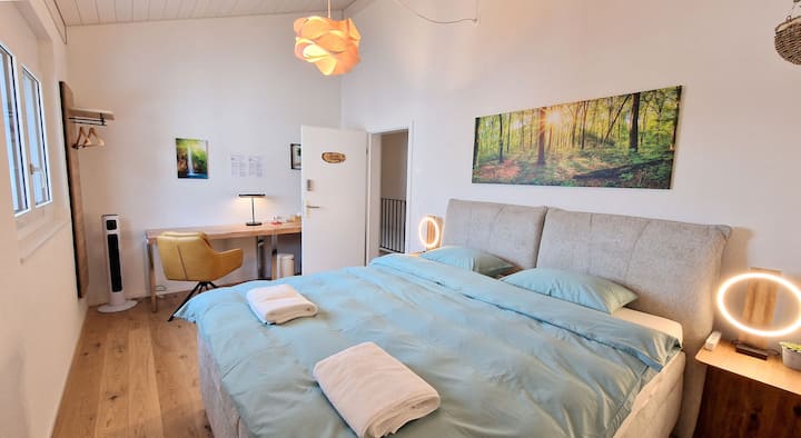 La tranquila cámara tiene 15 m² y se caracteriza por un techo alto.