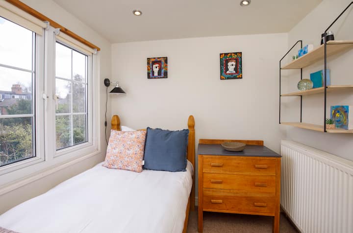 Последната спална соба, исто така на 2 кат, е нашата единечна соба, за самостоен патник... или 11-то тркало!