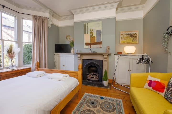 Потонете во нашите удобни, удобни кревети за мирен ноќен сон. Меката постелнина, кадифените перници и целосниот спокој се грижат да се разбудите освежени и подготвени за претстојниот ден. Целата постелнина е против алергија.