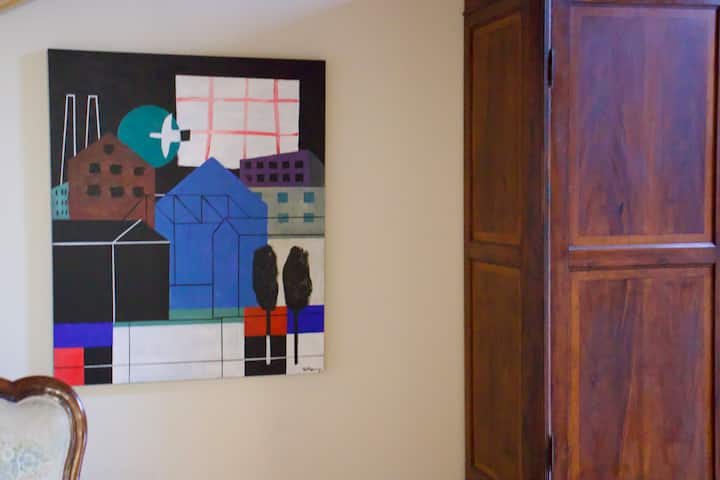 Във втората спалня цветните и модерни картини контрастират с класическите елементи на мебелите, което придава на стаята уникална.