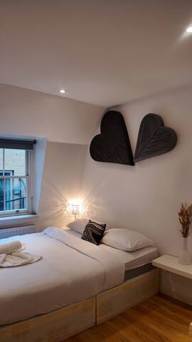 3 BHK Apt. Haymarket/Leicester Square/Soho – HY04 gallery image 3