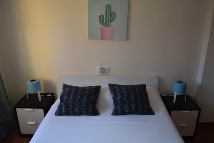 Спалня 2, има вграден гардероб.