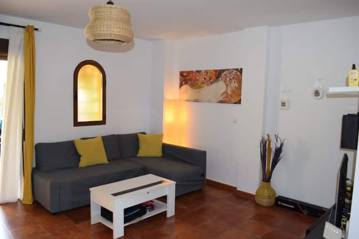 Разтегателен диван за двама