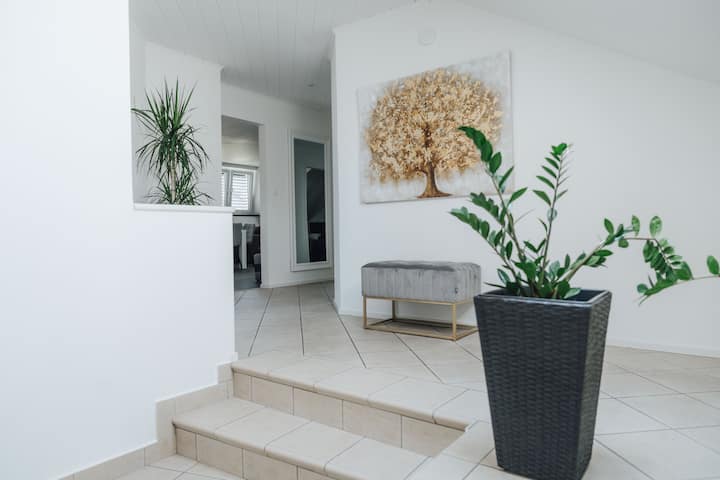 Palace Garden- White President Apartment -