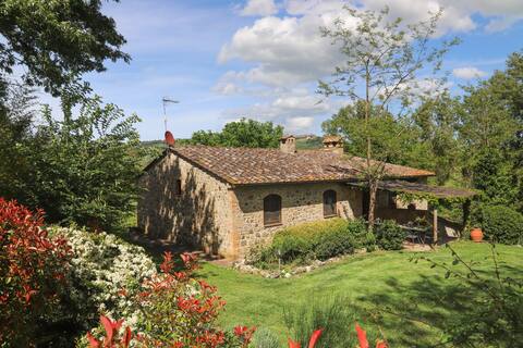 Rustic house w/ private pool & garden near Siena