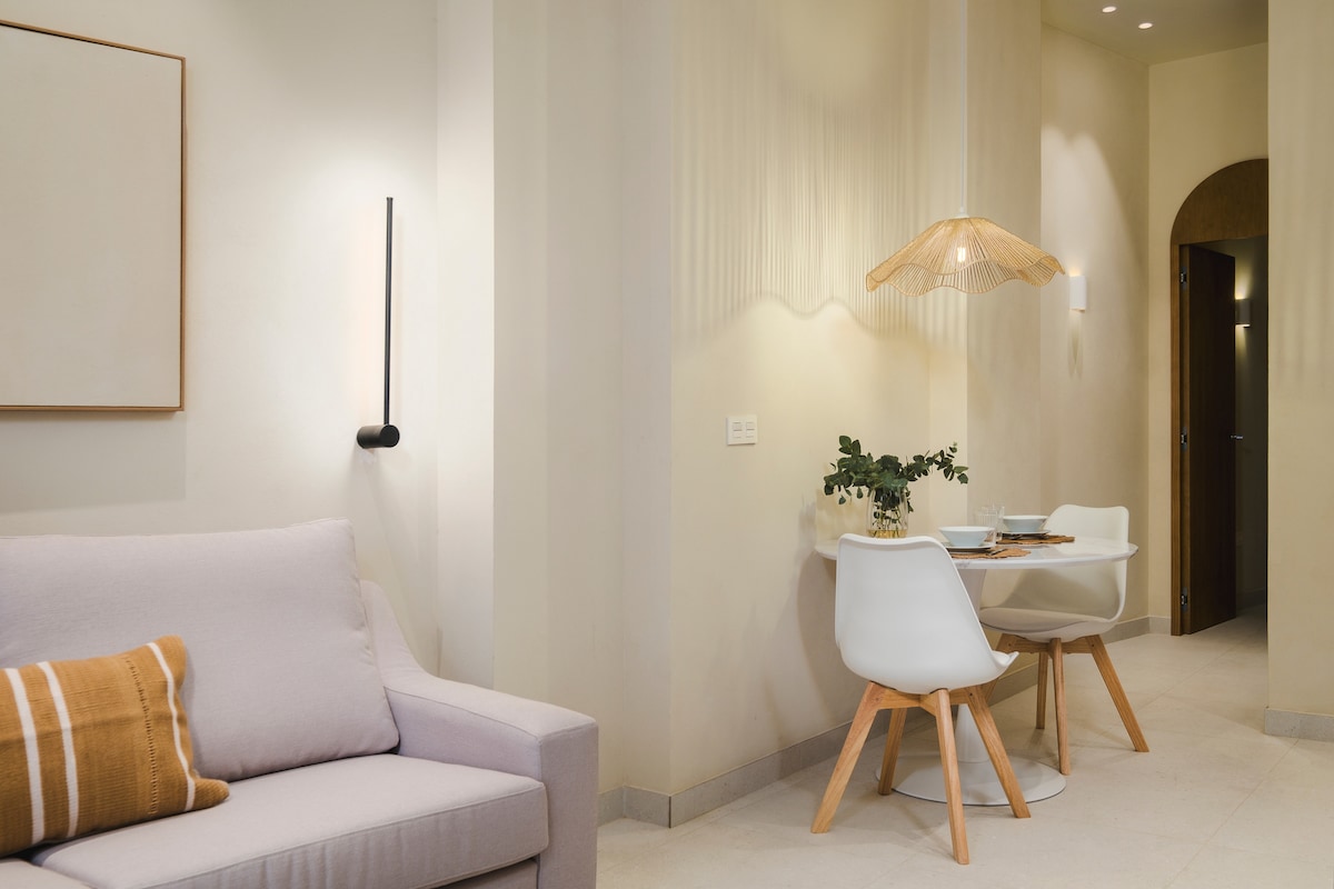 Top performing Airbnb: Prime Location/Private Patio in La Victoria