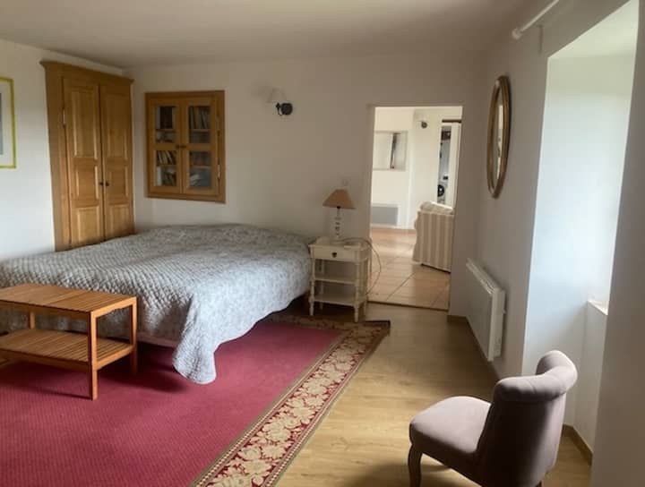 Madeleine Zimmer 1 (Durchgang)
1 Kingsize-Bett 180 x 200