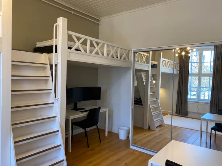 U ovoj spavaćoj sobi može vrlo dobro spavati 5 osoba. U potkrovlju se nalaze dva kreveta od 90 cm koji su prikladni za odrasle. Osim toga, soba ima krevet od 160 cm za dvije osobe i zračni madrac od 80 cm za jednu osobu.