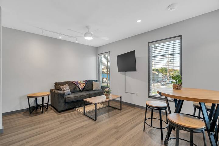 Bywater | Entire 2nd Floor, 4 Apts, Sleeps 28! gallery image 4