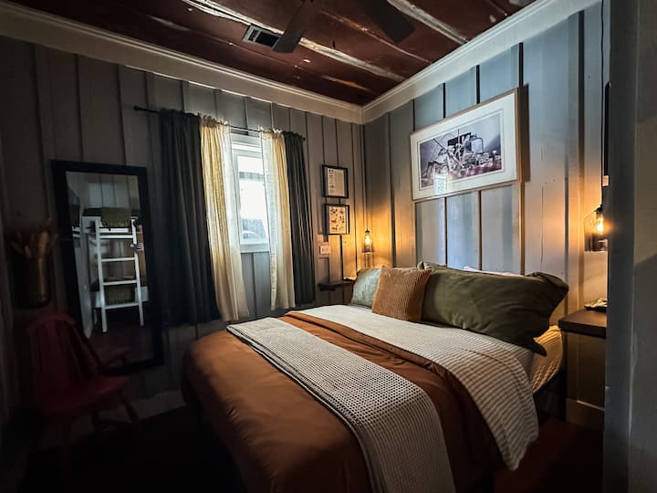 Bedroom 2 : Get ready for the ultimate cozy experience in our hunting cabin bedroom! Our queen-sized bed is fully stocked with all the comfy essentials: extra pillows, soft blankets, and fresh linens galore. Sweet dreams guaranteed!
