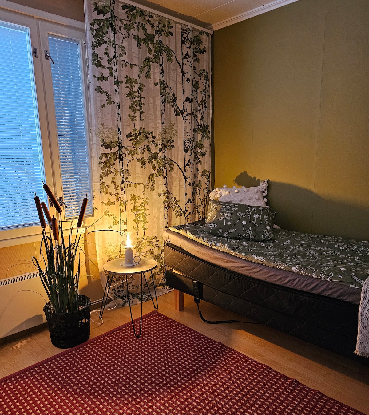 Este dormitorio tiene una litera. 