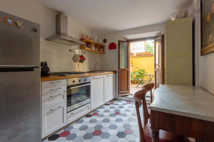 One-bedroom Apt. With Patio N.2 - Florence