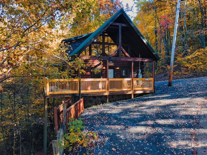Smoky Mountain Retreat: 2 Br, Game Room & Hot Tub! - Gatlinburg, TN