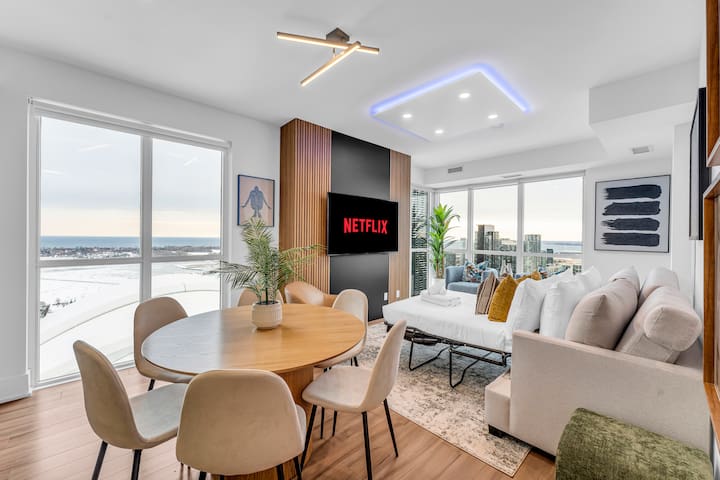 Skyline Bliss | CN Tower+ Sunset VIEWS | Seeps 8 gallery image 4