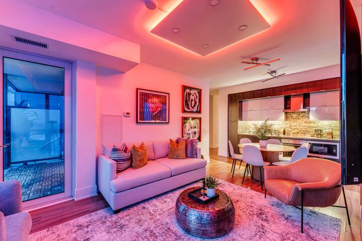 Skyline Bliss | CN Tower+ Sunset VIEWS | Seeps 8 gallery image 3