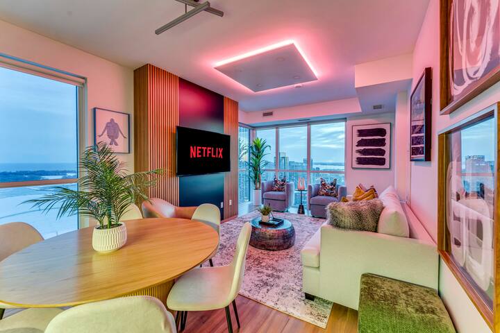 Skyline Bliss | CN Tower+ Sunset VIEWS | Seeps 8 gallery image 2