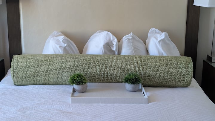 فراش فاخر وديكور أنيق وأجواء هادئة للاسترخاء المطلق. ✨