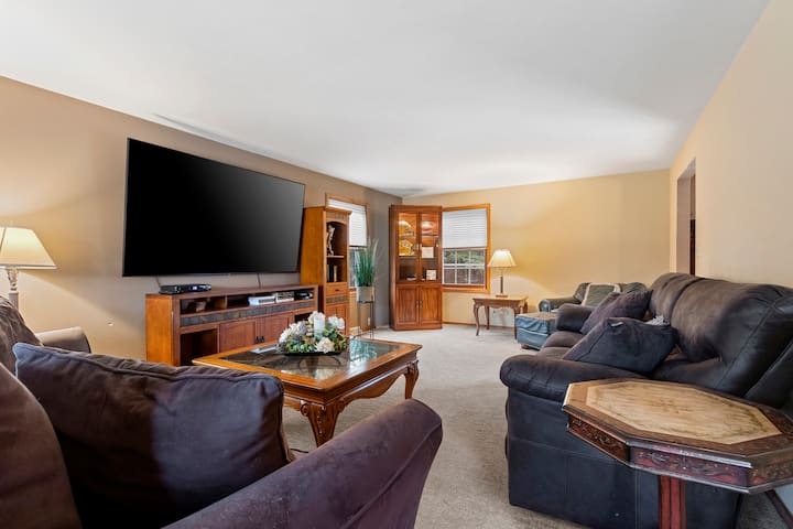 Cheerful 4-bedroom Spacious Home - LedgeStone Vineyards, Greenleaf