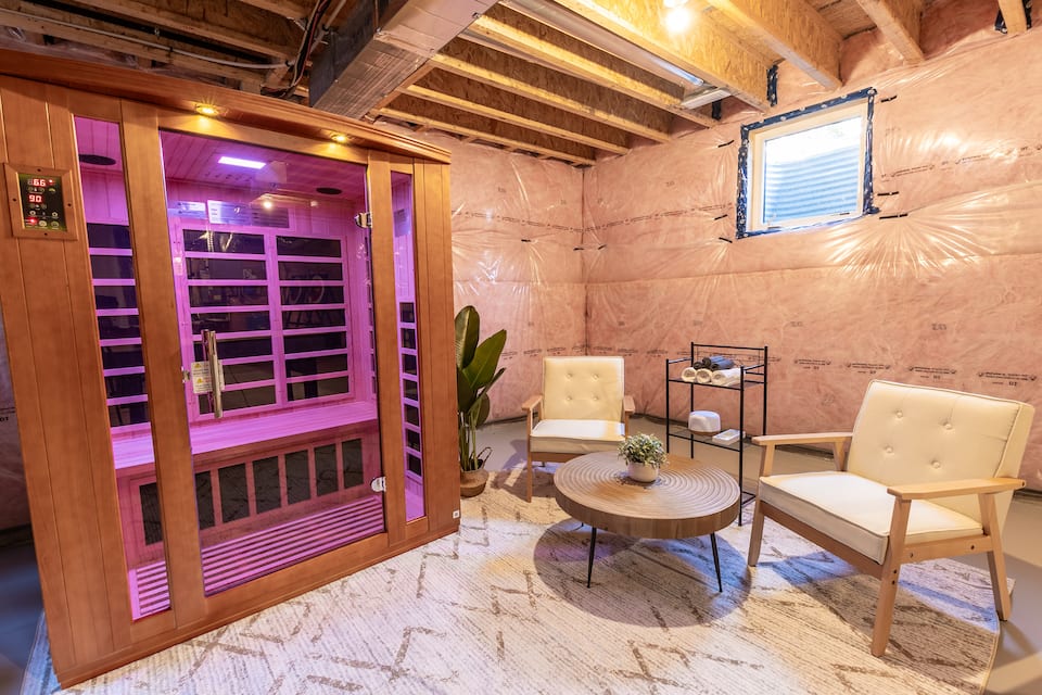 A Muskoka woods cabin with its own spa room, Lake of Bays, Ontario, Canada, photo 2 of 10