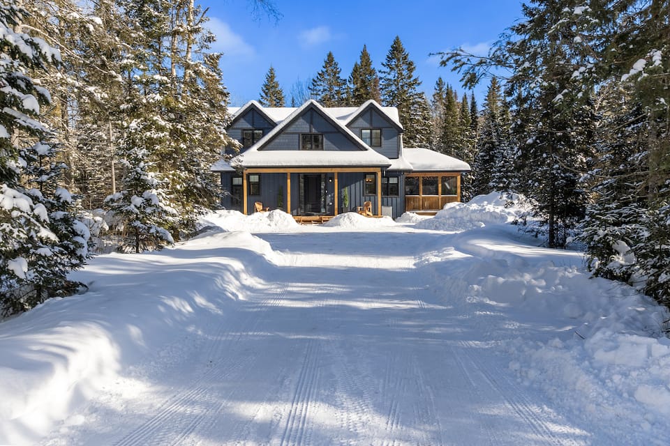 A Muskoka woods cabin with its own spa room, Lake of Bays, Ontario, Canada, photo 7 of 10