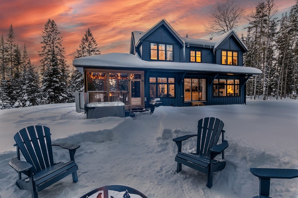 A Muskoka woods cabin with its own spa room, Lake of Bays, Ontario, Canada, photo 1 of 10