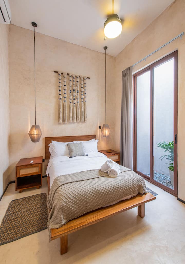 Recámara completamente equipada con cama matrimonial y aire acondicionado.
