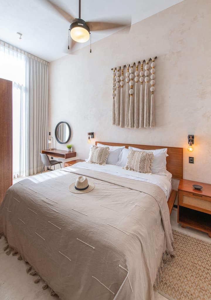 Recámara completamente equipada con cama King Size, aire acondicionado y ventilador de techo.

Desde esta habitación se tiene salida directa a la piscina.