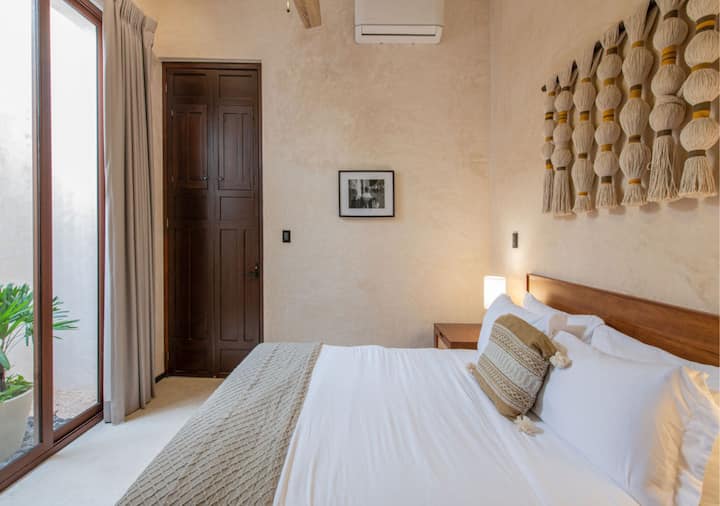 Recámara completamente equipada con cama matrimonial y aire acondicionado.