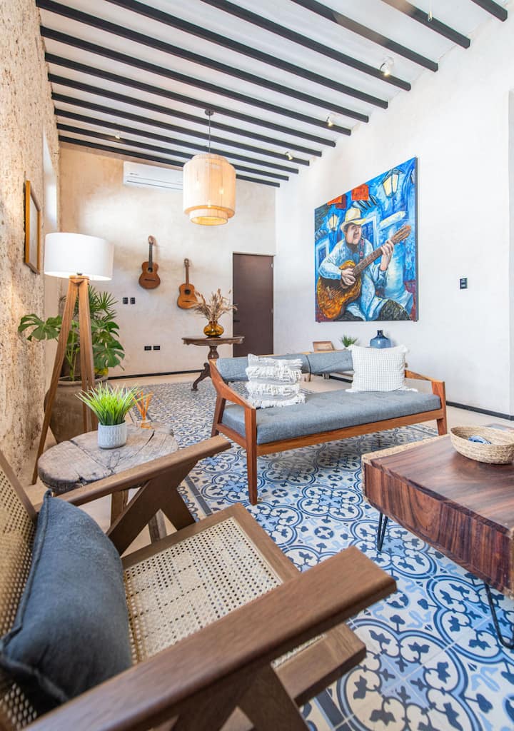 Sala recibidor y área de trabajo Trova.
Con televisión y aire acondicionado.