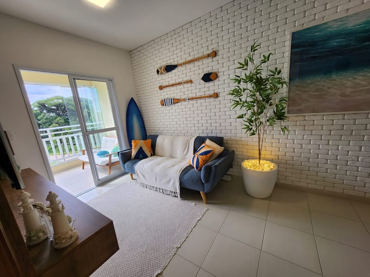 ห้องนั่งเล่นตกแต่งพร้อมสไตล์ชายหาดเตียงโซฟาที่สะดวกสบาย Wi-Fi ความเร็วสูงสมาร์ททีวีพร้อมลำธารและออกไปที่ระเบียงพร้อมวิวที่น่ารื่นรมย์