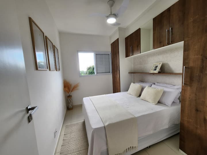 ห้อง 2 พร้อมเตียงคู่พัดลมเพดานผ้าห่มและหมอนเสริมที่เก็บเสื้อผ้าและเครื่องนอน