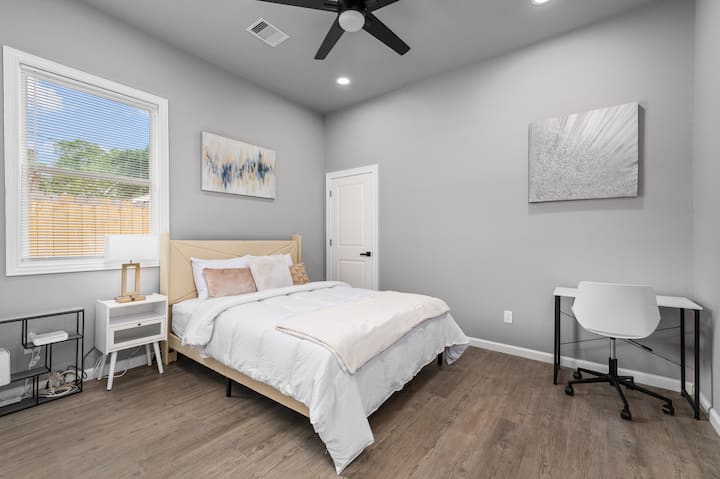 1号卧室兼具功能性，设有综合办公区和宽敞的步入式衣橱，在一个宁静的空间中和谐地融合了工作和休闲。