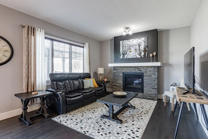 Group Getaway W/yard | Sleeps 11 | Near Yeg Airpt! - Edmonton