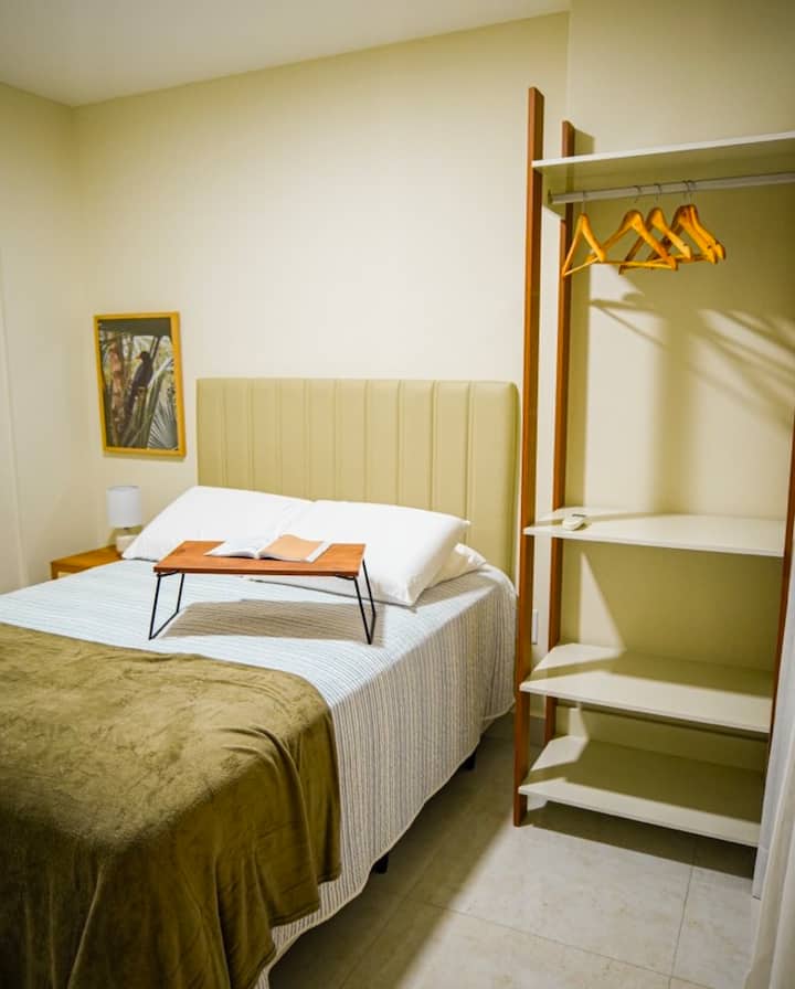 Quarto 3 com banheiro privativo, equipado com cama queen, 
ar-condicionado, tv, local para guardar as roupas, cobertores e travesseiros extras e cabides.