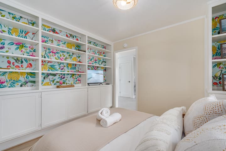 Ლამაზი საძინებელი სრული ზომის საწოლითა და სასრიალო ბეღლის კარით. Ის მდებარეობს სახლის წინა ნაწილში და მდებარეობს მთავარ სააბაზანოსთან და გადის შესასვლელ/ მისაღებ ოთახამდე. Მასში არის ჭკვიანი ტელევიზორი და ოთახის გამუქებული ჟალუზები. 