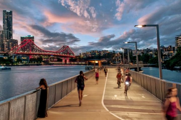 Inner city New Farm 3-bed Townhouse with yard gallery image 3