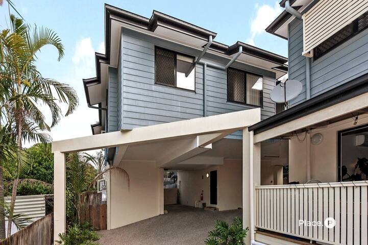 Inner city New Farm 3-bed Townhouse with yard gallery image 5