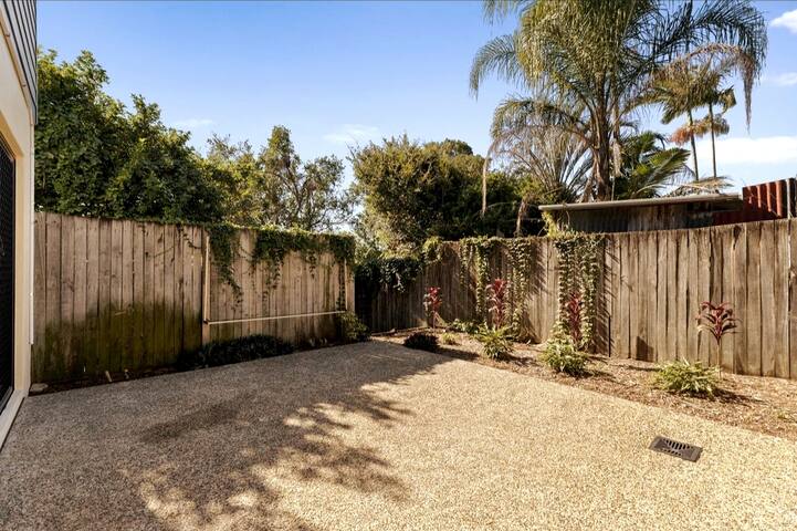 Inner city New Farm 3-bed Townhouse with yard gallery image 4