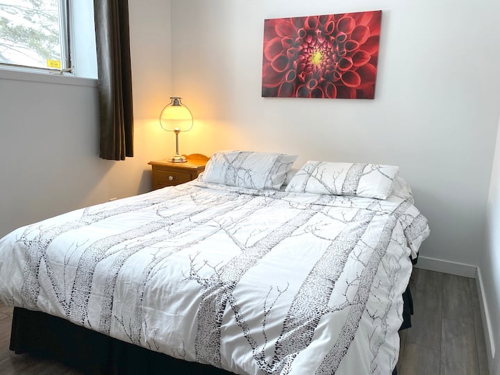 غرفة نوم ثانية في الطابق السفلي بسرير بحجم كبير.
/غرفة ثانية في الطابق السفلي بسرير بحجم كبير. 