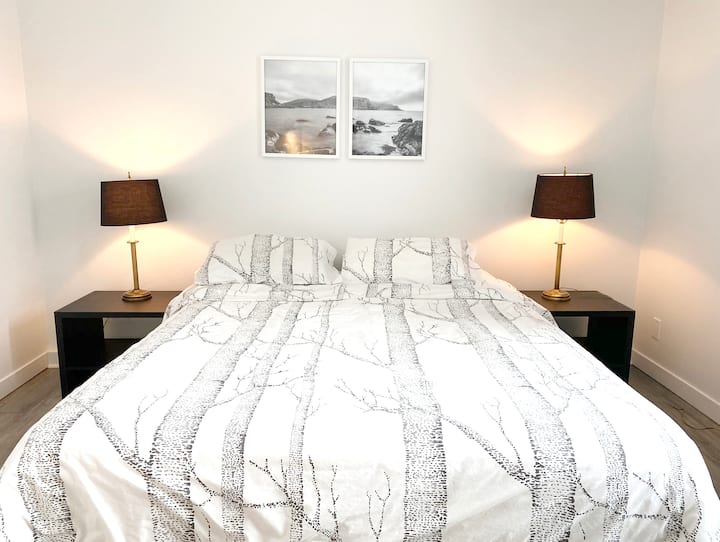 غرفة نوم في الطابق السفلي بسرير بحجم كبير.
/غرفة منخفضة بسرير بحجم كبير. 